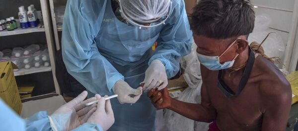 Un indígena Yanomami brasileño atendido por un médico Un indígena Yanomami brasileño atendido por un médico - Sputnik Mundo