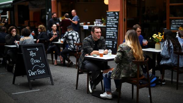 Un restaurante tras las restricciones por COVID-19 en Londres, Reino Unido - Sputnik Mundo