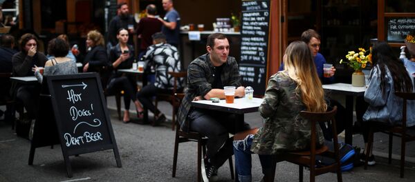 Un restaurante tras las restricciones por COVID-19 en Londres, Reino Unido - Sputnik Mundo