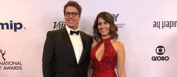Fabio Porchat, presentador brasileño, y su esposa, Nataly Mega - Sputnik Mundo
