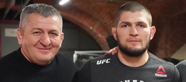 Abdulmanap Nurmagomedov junto a su hijo, Khabib - Sputnik Mundo