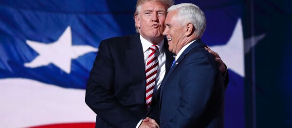 El presidente de los EEUU, Donald Trump, junto a su vicepresidente Mike Pence (archivo) - Sputnik Mundo