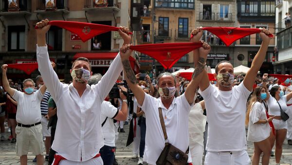 Pamploneses en la plaza Consistorial durante el chupinazo - Sputnik Mundo