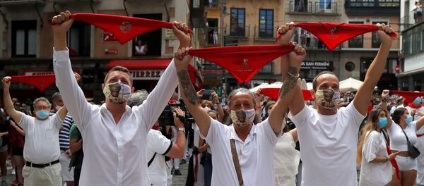 Pamploneses en la plaza Consistorial durante el chupinazo - Sputnik Mundo