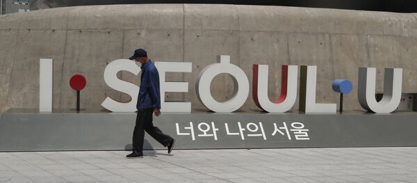 Un hombre en mascarilla - Sputnik Mundo