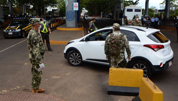 Militares paraguayos en la frontera entre Paraguay y Brasil Militares paraguayos en la frontera entre Paraguay y Brasil - Sputnik Mundo