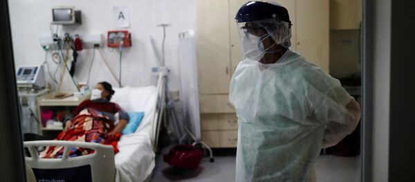 Un paciente con coronavirus y el doctor Carlos Fuentes un hospital en las afueras de Buenos Aires - Sputnik Mundo