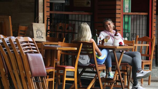 Dos mujeres en un bar en Brasil Dos mujeres en un bar en Brasil - Sputnik Mundo