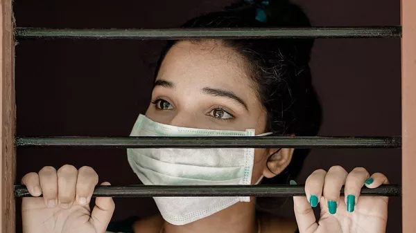 Chica con mascarilla en cuarentena