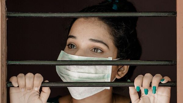 Chica con mascarilla en cuarentena - Sputnik Mundo