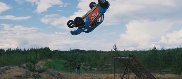 Una voltereta hacia atrás realizada en un auto - Sputnik Mundo