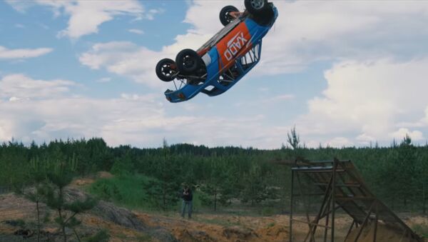 Una voltereta hacia atrás realizada en un auto - Sputnik Mundo