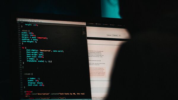 Una persona edita el código de una web (archivo) - Sputnik Mundo