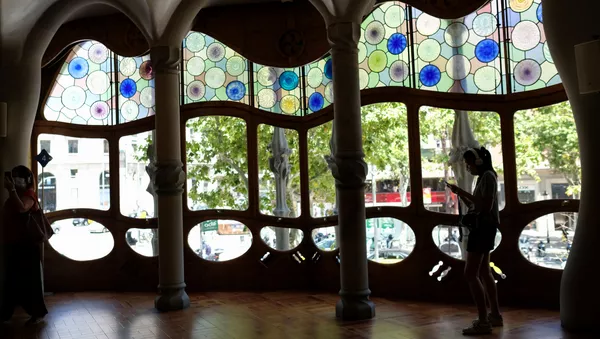 Una turista en la Casa Batlló en Barcelona