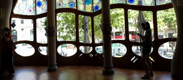 Una turista en la Casa Batlló en Barcelona Una turista en la Casa Batlló en Barcelona - Sputnik Mundo