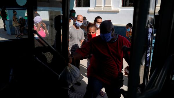 Pasajeros en un bus en Cuba - Sputnik Mundo