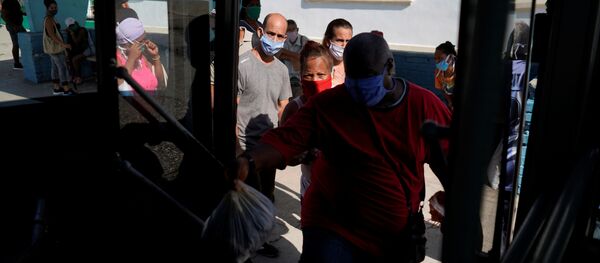 Pasajeros en un bus en Cuba - Sputnik Mundo