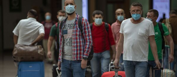 Pasajeros llegan al aeropuerto de Barcelona. 30 de junio de 2020 Pasajeros llegan al aeropuerto de Barcelona. 30 de junio de 2020 - Sputnik Mundo