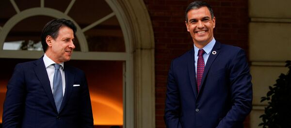 Primer ministro italiano y el presidente de España, Pedro Sánchez - Sputnik Mundo