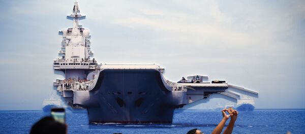 Personas toman fotos de un modelo del portaviones chino Liaoning - Sputnik Mundo