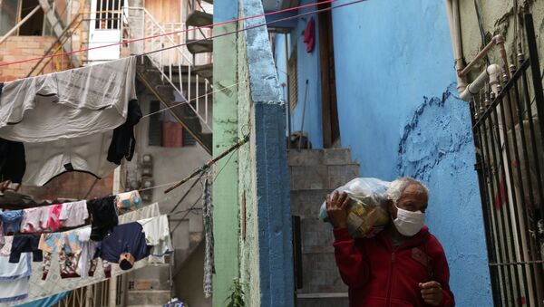 Un hombre en mascarilla - Sputnik Mundo