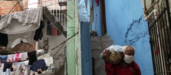 Un hombre en mascarilla - Sputnik Mundo