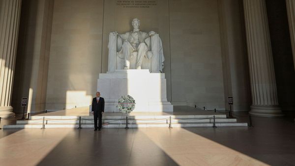 El presidente mexicano, Andrés Manuel López Obrador, coloca una ofrenda en monumento histórico a Lincoln en Washington El presidente mexicano, Andrés Manuel López Obrador, coloca una ofrenda en monumento histórico a Lincoln en Washington - Sputnik Mundo
