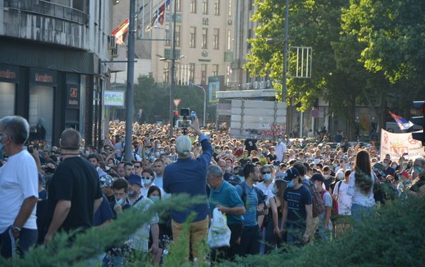 Protestas ante el Parlamento de Serbia por la decisión del Gobierno de imponer un toque de queda el fin de semana Protestas ante el Parlamento de Serbia por la decisión del Gobierno de imponer un toque de queda el fin de semana - Sputnik Mundo