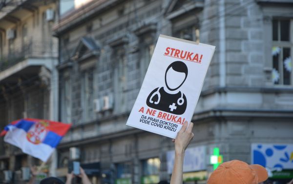 Protestas ante el Parlamento de Serbia por la decisión del Gobierno de imponer un toque de queda el fin de semana Protestas ante el Parlamento de Serbia por la decisión del Gobierno de imponer un toque de queda el fin de semana - Sputnik Mundo