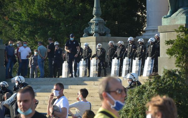 Protestas ante el Parlamento de Serbia por la decisión del Gobierno de imponer un toque de queda el fin de semana Protestas ante el Parlamento de Serbia por la decisión del Gobierno de imponer un toque de queda el fin de semana - Sputnik Mundo