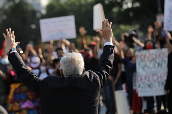 ¡No estás solo!: con mensajes de apoyo recibieron a López Obrador en EEUU - Sputnik Mundo