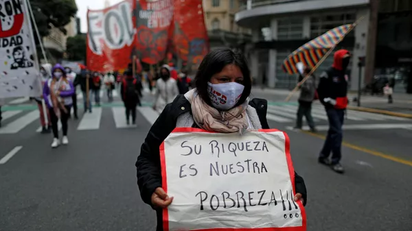 Manifestante argentina reclama recursos para los más vulnerables