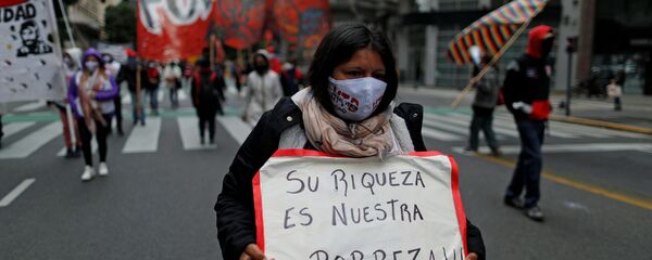 Manifestante argentina reclama recursos para los más vulnerables - Sputnik Mundo