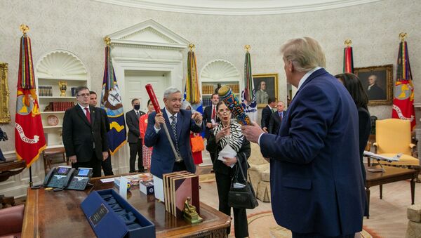 El presidente mexicano, Andrés Manuel López Obrador, intercambiando su regalo con el presidente estadounidense, Donald Trump - Sputnik Mundo