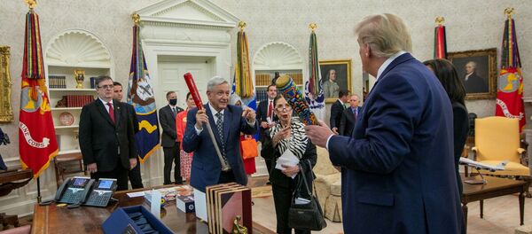 El presidente mexicano, Andrés Manuel López Obrador, intercambiando su regalo con el presidente estadounidense, Donald Trump - Sputnik Mundo