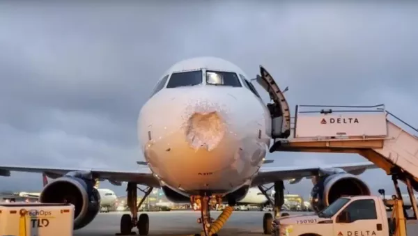 Un avión con el morro dañado