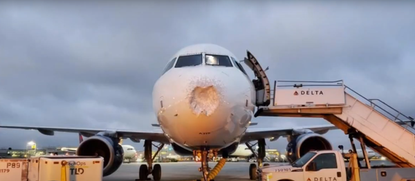 Un avión con el morro dañado Un avión con el morro dañado - Sputnik Mundo