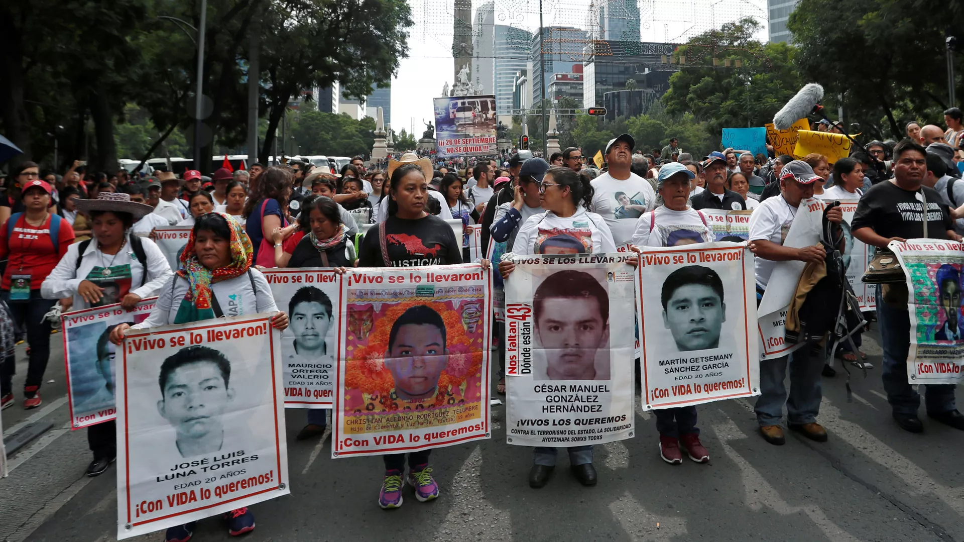 Los parientes sostienen carteles con fotos de estudiantes desaparecidos en una manifestación en México