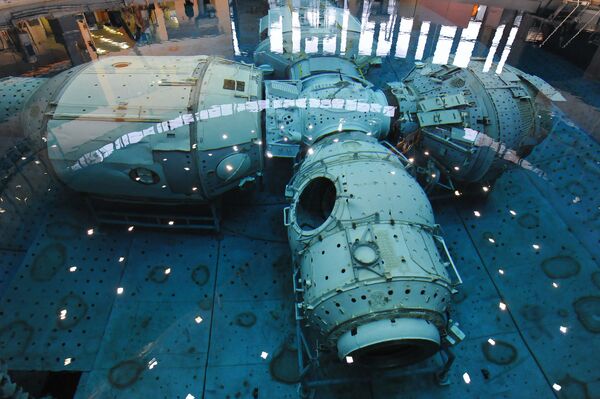 El cosmos bajo el agua: así es como aprenden los cosmonautas a caminar en el espacio | Vídeo - Sputnik Mundo