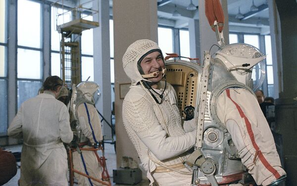 El cosmonauta soviético Guerman Titov entra en la escafandra Orlan durante un entrenamiento en el hidrolaboratorio del Centro de Entrenamiento de Cosmonautas Yuri Gagarin (1986) - Sputnik Mundo