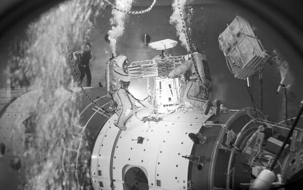 Cosmonautas soviéticos entrenan una caminata espacial en una réplica de la estación espacial Mir en el hidrolaboratorio del Centro Gagarin (1987) - Sputnik Mundo