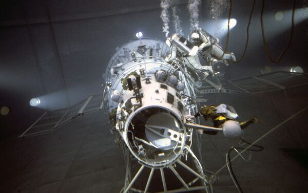 Cosmonautas soviéticos entrenan una caminata espacial en una réplica de la estación espacial Salyut en el hidrolaboratorio del Centro Gagarin (1979) - Sputnik Mundo