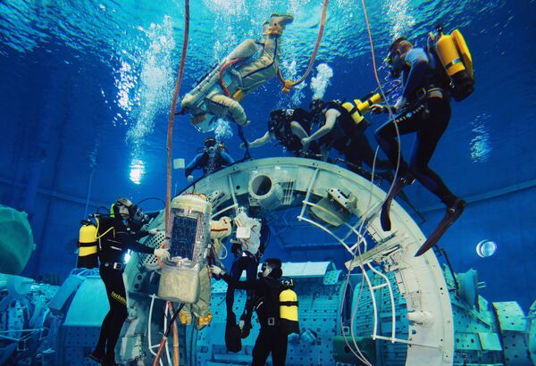 El cosmos bajo el agua: así es como aprenden los cosmonautas a caminar en el espacio | Vídeo - Sputnik Mundo