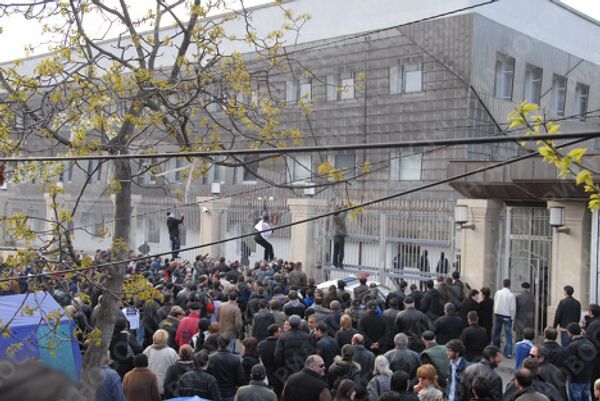 RIA Novosti, Basik Pipia - Sputnik Mundo