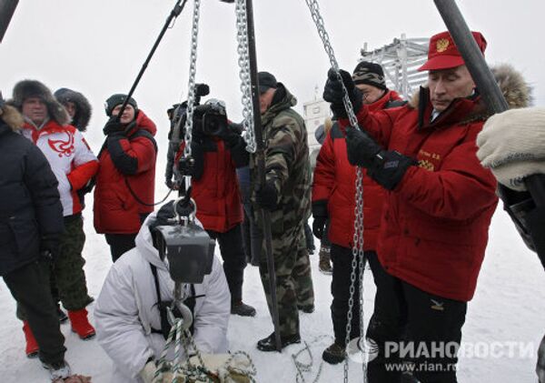 Vladímir Putin en compañía de un oso polar en el Ártico - Sputnik Mundo