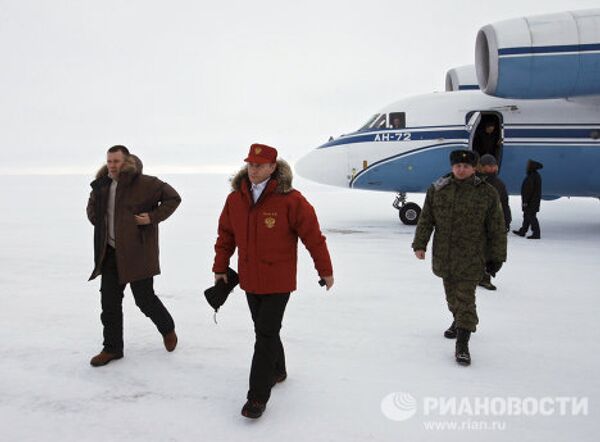 Vladímir Putin en compañía de un oso polar en el Ártico - Sputnik Mundo