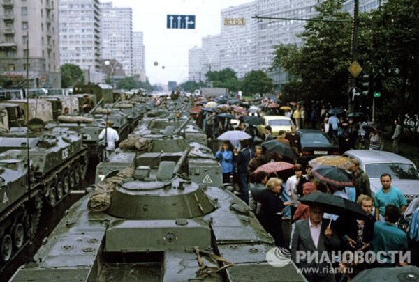 Tanques y barricadas en las calles de Moscu el 19 de agosto de 1991 - Sputnik Mundo