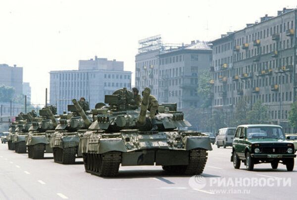 Tanques y barricadas en las calles de Moscu el 19 de agosto de 1991 - Sputnik Mundo