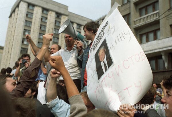 Tanques y barricadas en las calles de Moscu el 19 de agosto de 1991 - Sputnik Mundo