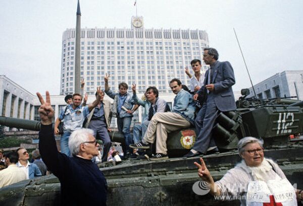 Tanques y barricadas en las calles de Moscu el 19 de agosto de 1991 - Sputnik Mundo